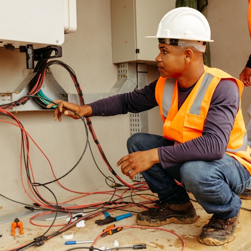 Electricista con cables